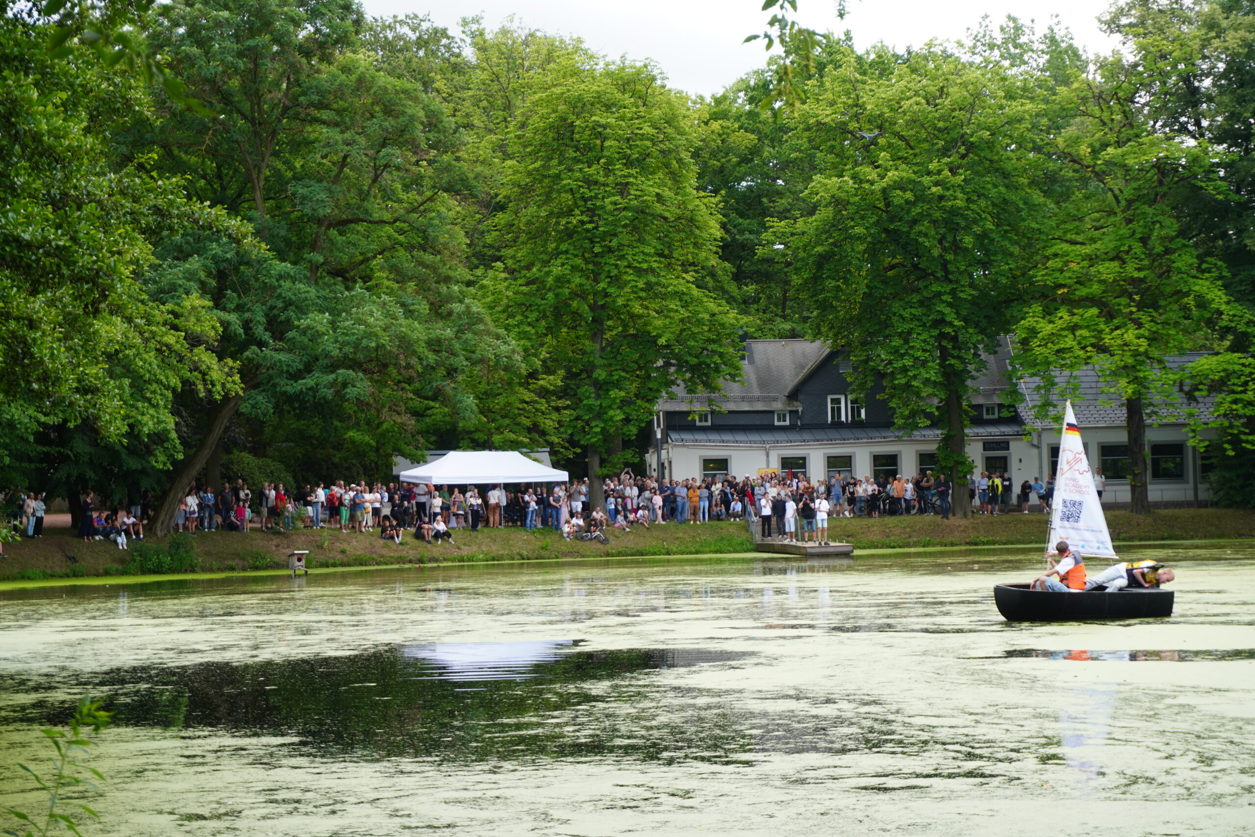 3D gedrucktes Boot auf dem Schwanenteich in Mittweida